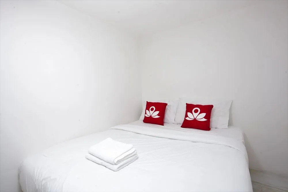 Everest Hotel by OYO Rooms