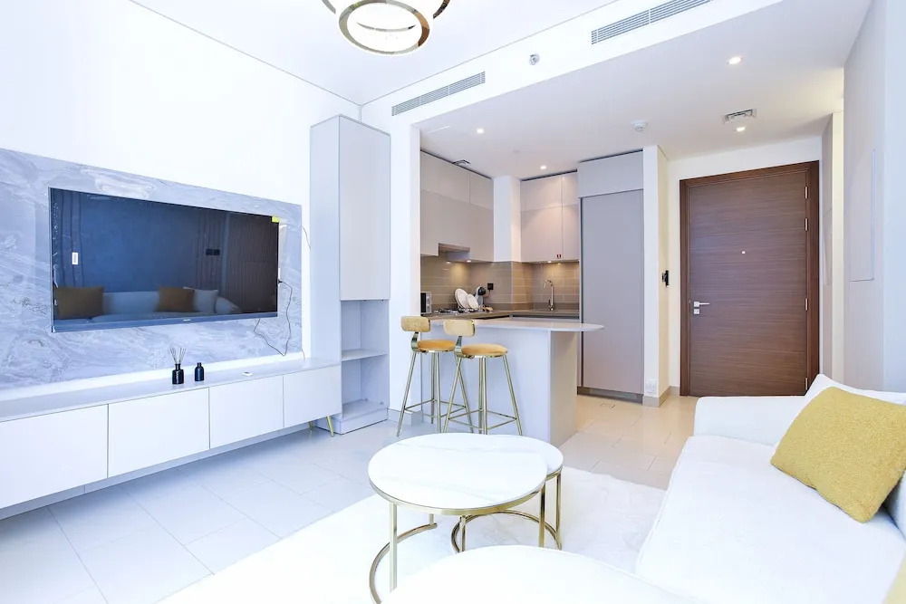 Luxury StayCation - Stylish Apartment With Balcony And City Views