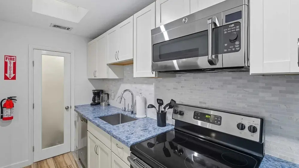 Fort Lauderdale Escape With Pool, Hot Tub & Dual Kitchens Paradise Stay by Avantstay