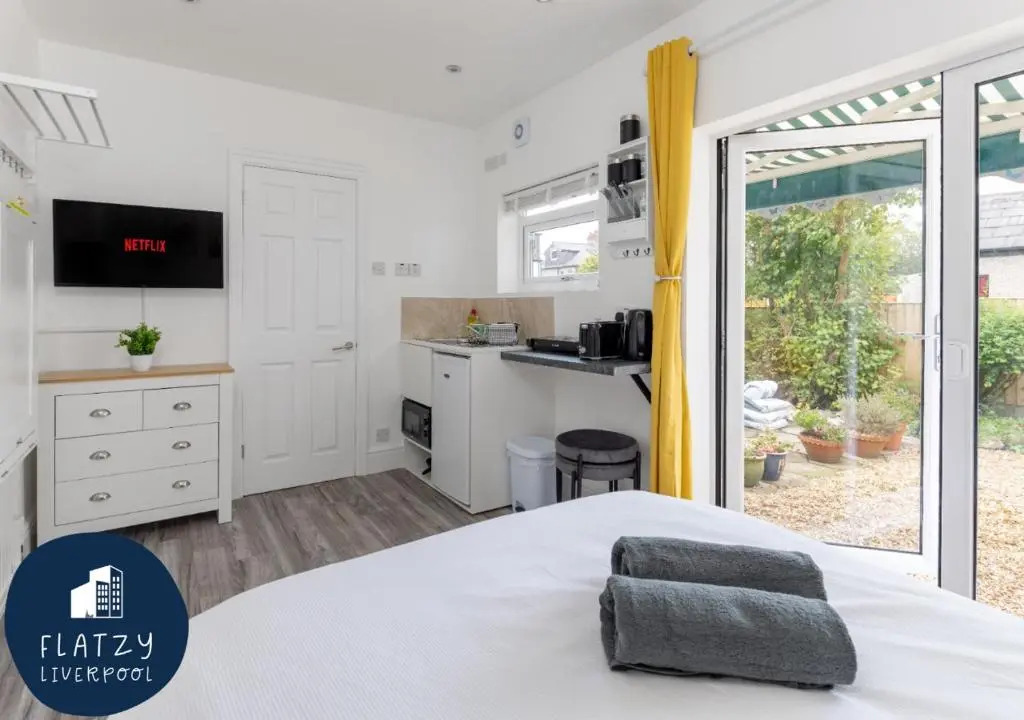 Flatzy - Charming Garden Annexe in Aigburth with Kitchenette