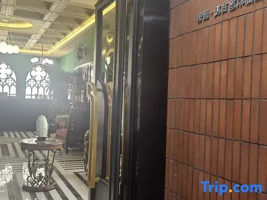 Xiangyu French Retro Hotel (Yanji Yanbian University Water Market Store)
