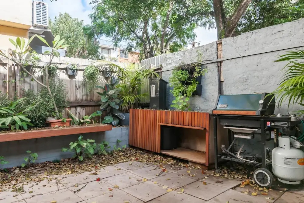 Quiet Terrace Townhouse on the City Fringe