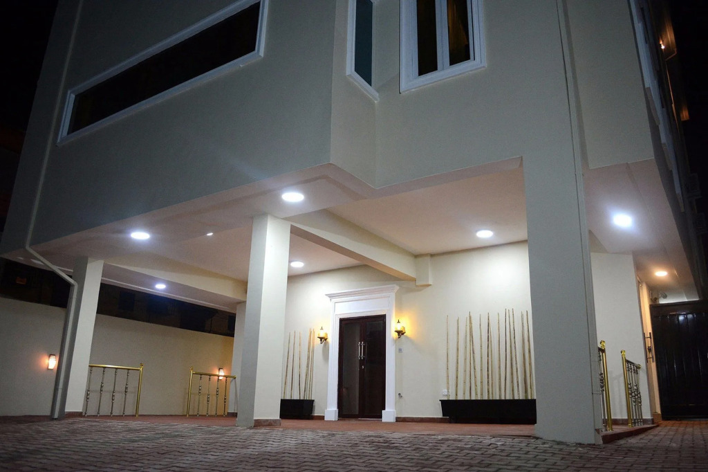 Rightgate Hotel & Suites
