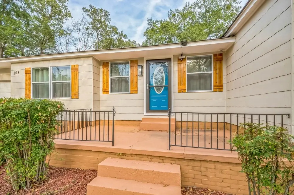 Charming Southern Retreat Near Historic Downtown 4 Bedroom Home