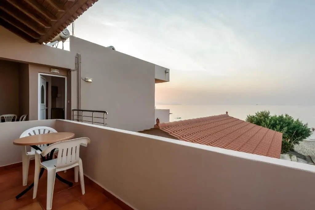 Studio5 30 metres from THE Sea 'NEW LISTING'
