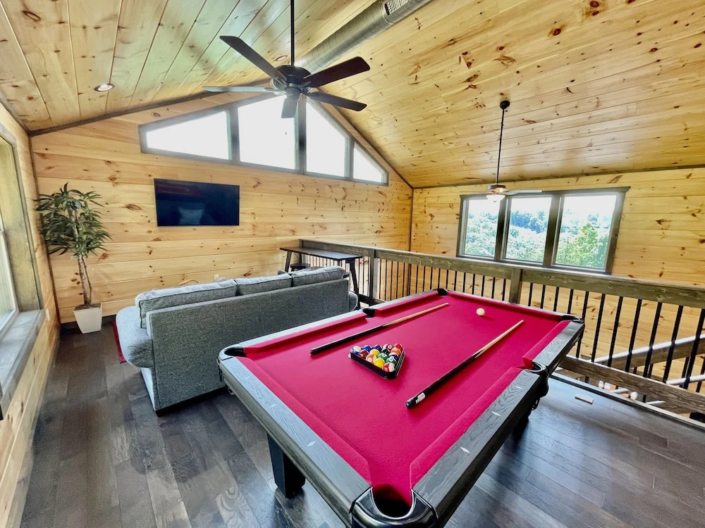 Bearly Behaving 2 Bedroom Cabin by RedAwning