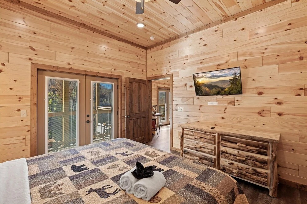 Smokey Treats 5 Bedroom Cabin by RedAwning
