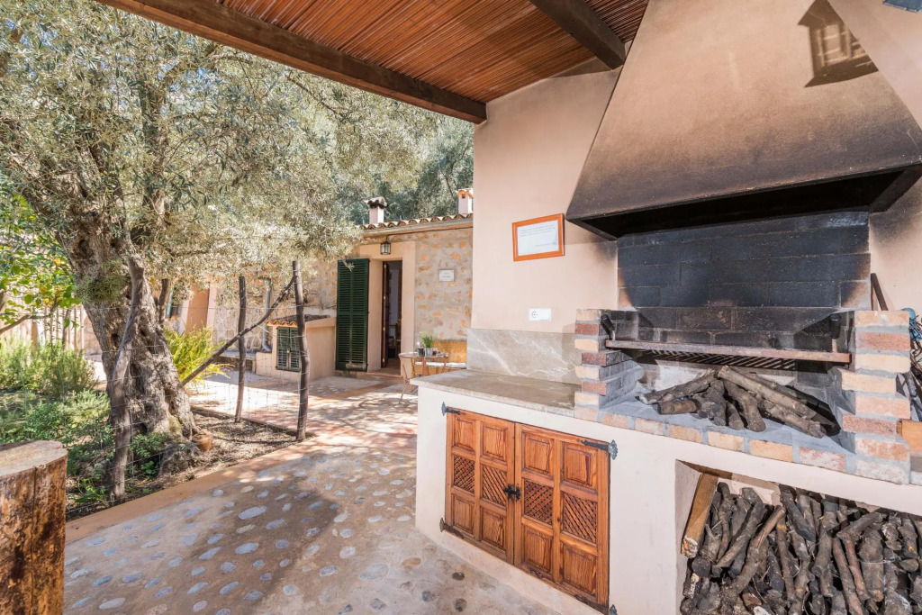 CAN MATEU - Chalet with terrace amidst the Tramuntana mountain range, a few km from Biniaraix  and Fornalutx. Free WiFi