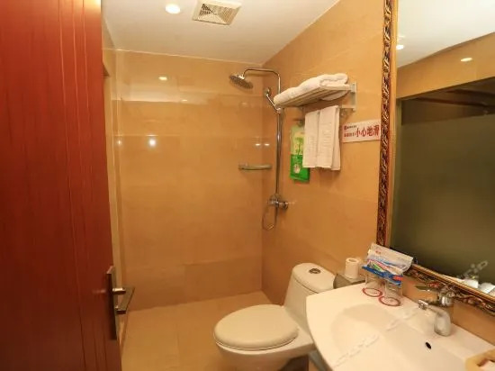 Ruitian Hotel (Chongqing Shiqiaopu Subway Station & Bainaohui Store)