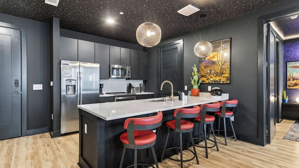 Cosmic Cowboy by Avantstay Design-forward Condo + Near Broadway, Coffee Shops and Breweries