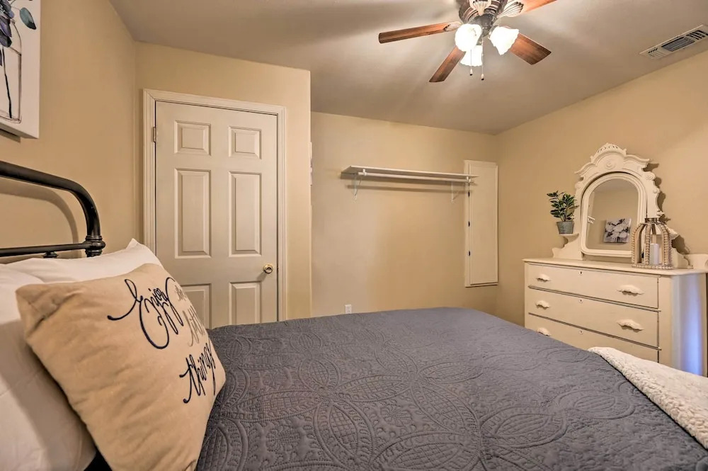 Pet-friendly 'shady Oaks' Broken Bow Gem w/ Patio!