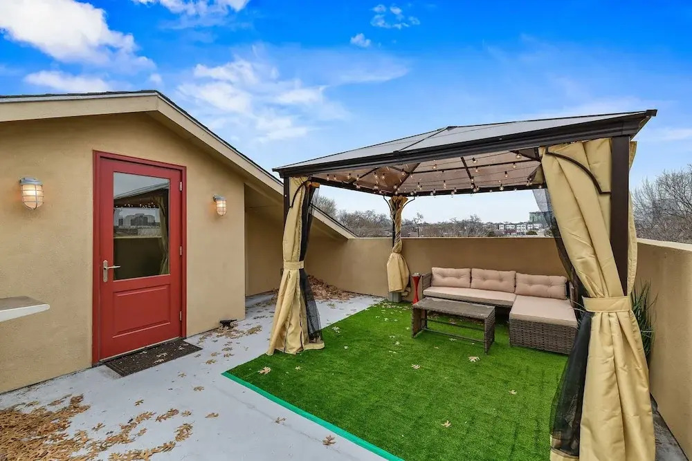CozySuites Oak Lawn with great rooftop