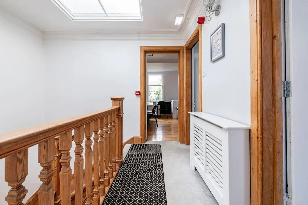 Stunning 5 Bedroom Large Apartment With Parking