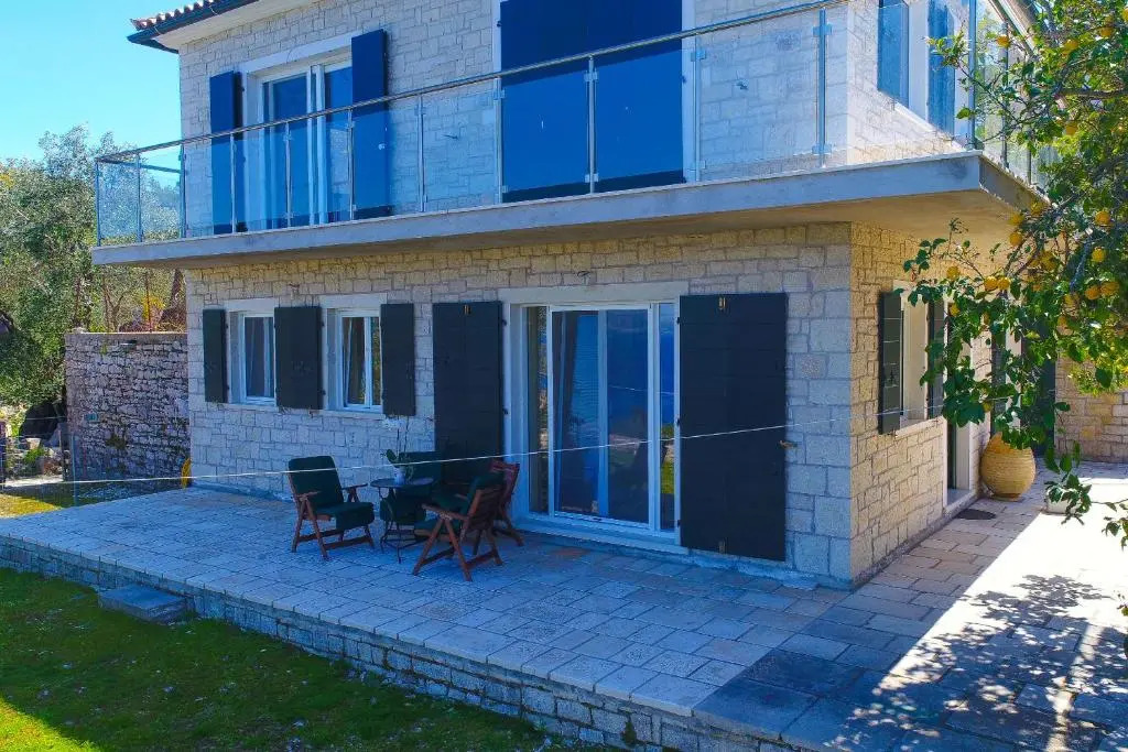 Villa Lemonita: Brand new, sea views, WiFi, near Loggos