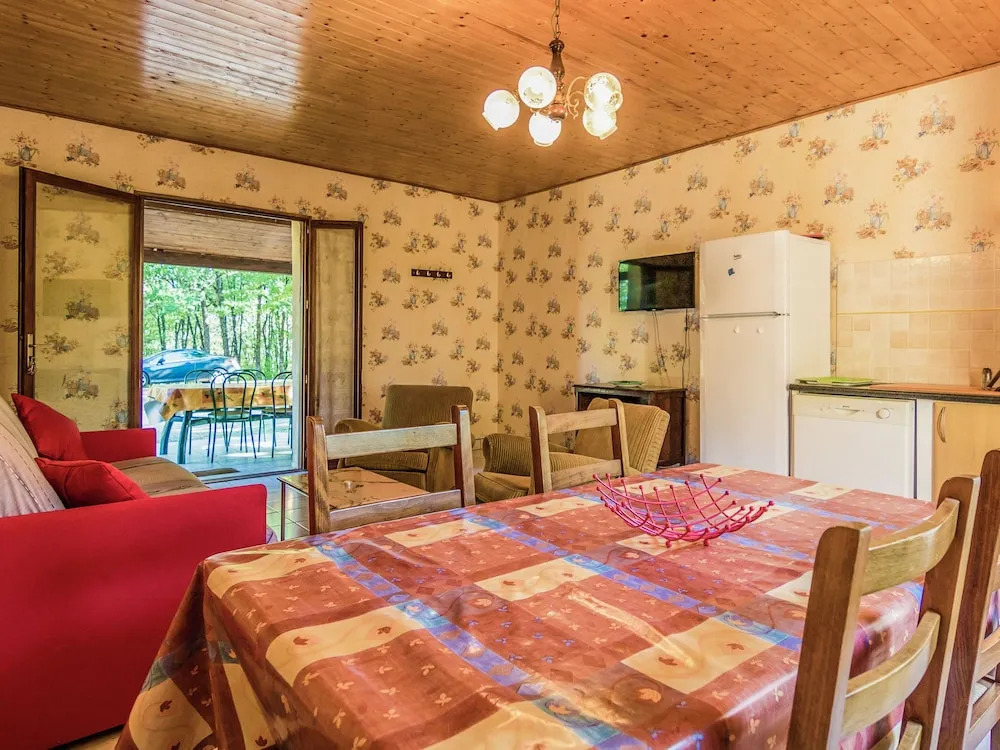 Modern Holiday Home in Salignac-Eyvigues with Swimming Pool