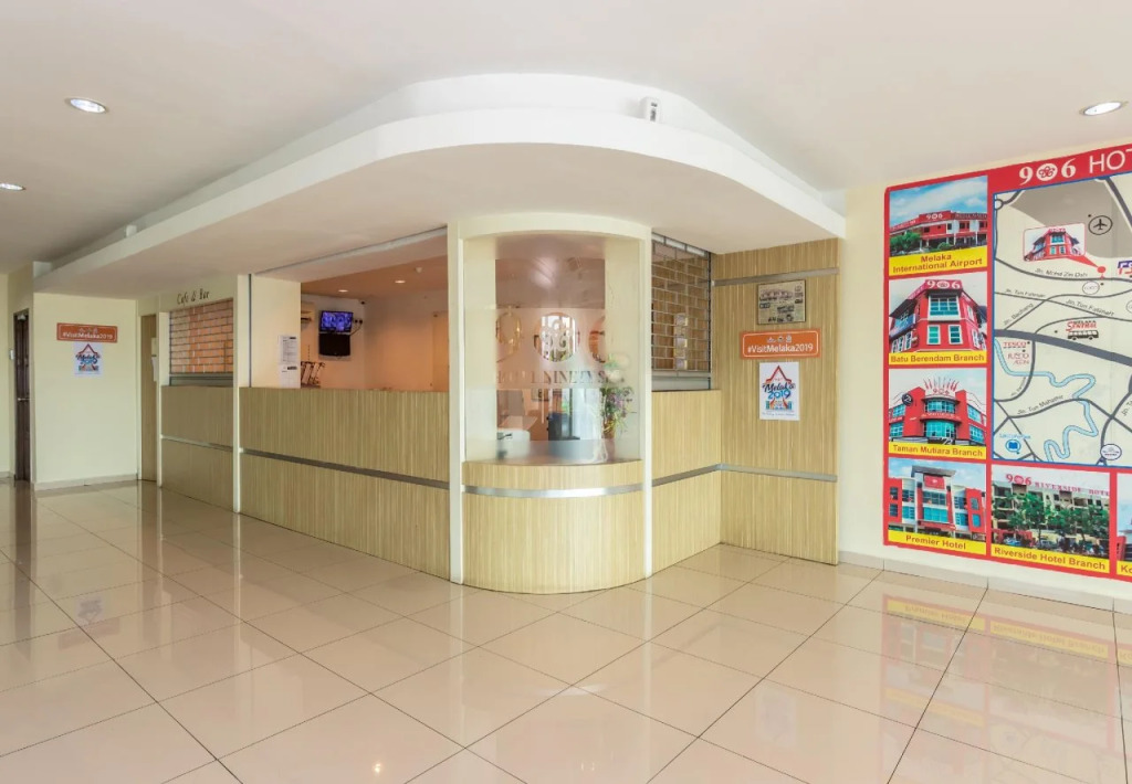 906 Hotel Airport