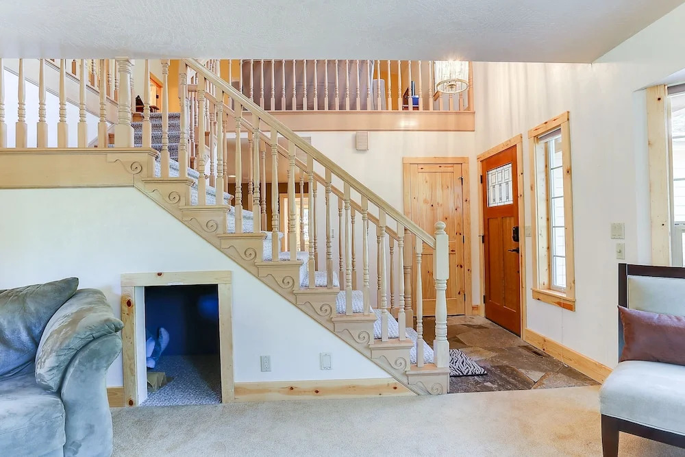 3 Mt Baker Peaceful Lodge Style Home with Private Hot Tub and BBQ on the Patio by RedAwning