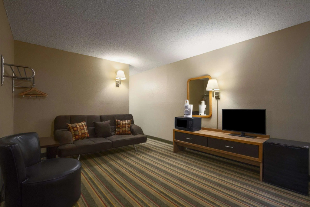 Super 8 by Wyndham Blackwell