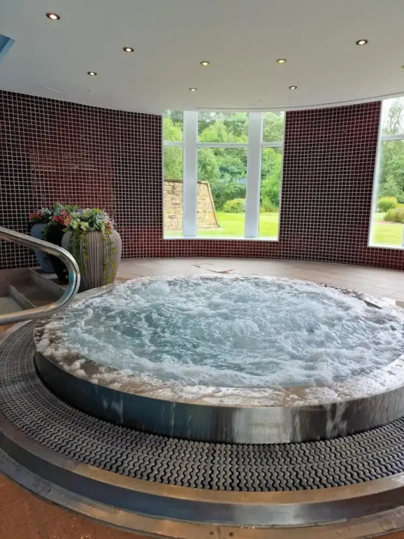 Lochside Lodge Retreat - Stunning Lakeside Escape