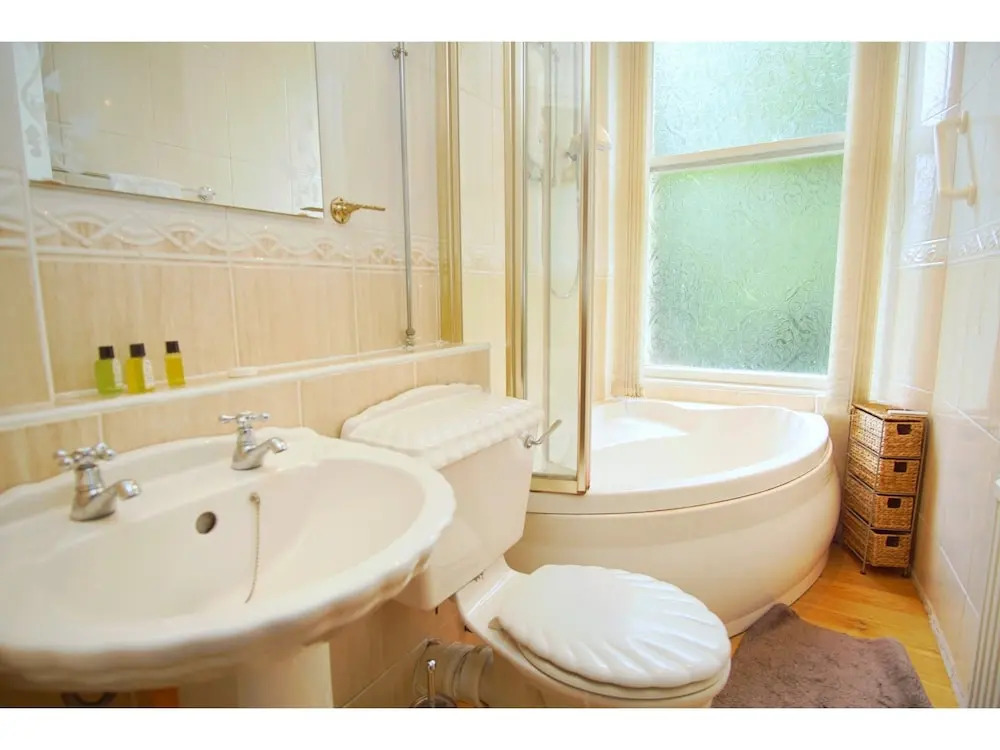 Spacious 2 Bedroom Flat, Leith Walk