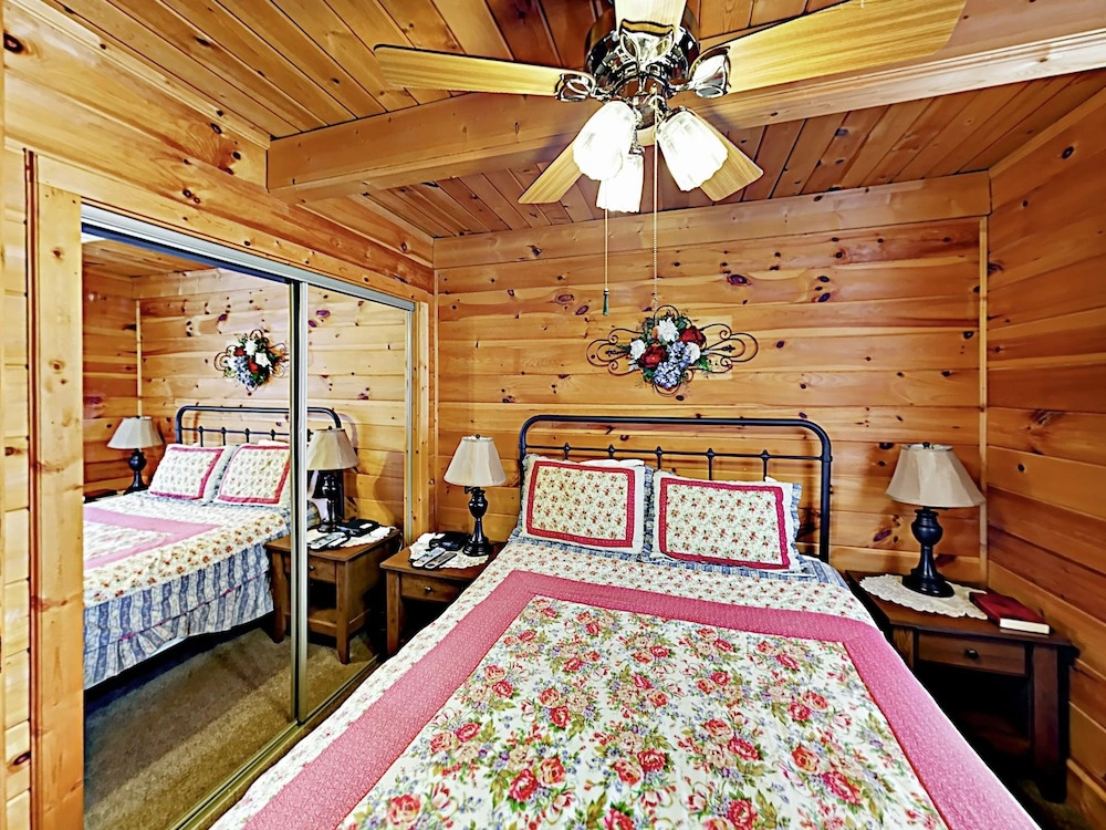 Chalet W/ Epic Mountain Views & Hot Tub 3 Bedroom Cabin