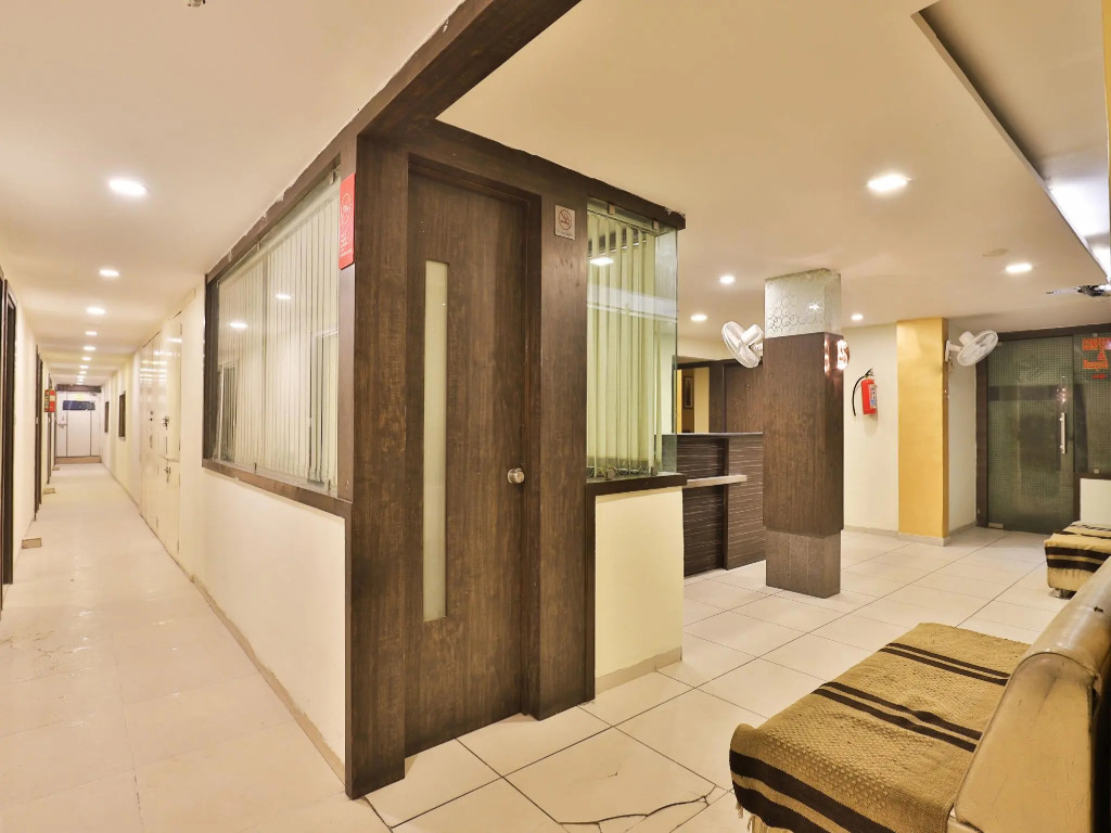 Capital O 11491 Hotel Santro