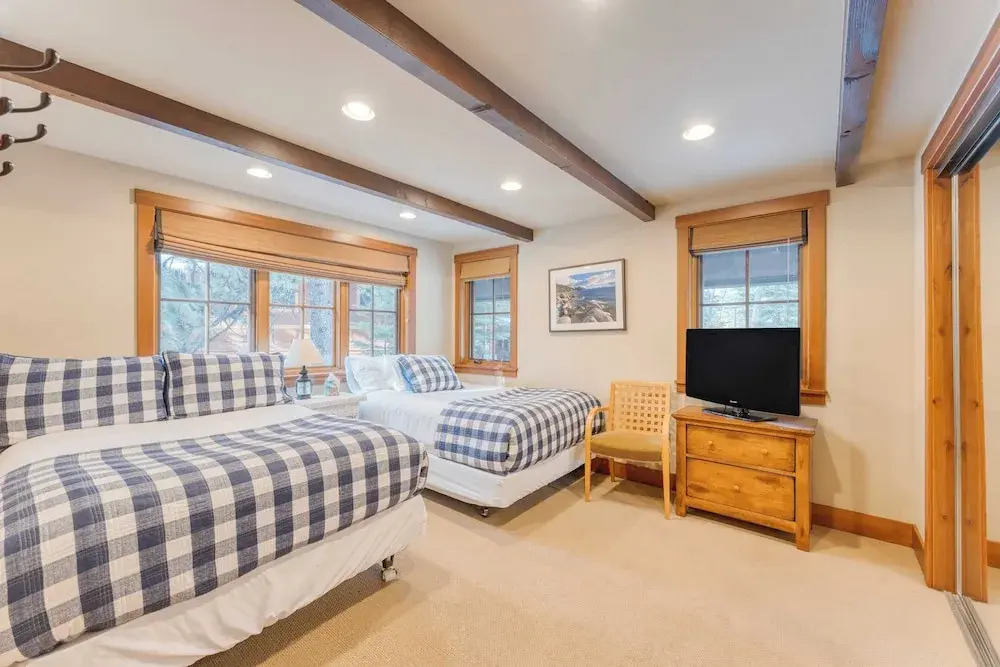 Minutes to Ski Resorts, 5min Walk to Lake Sunnyside Ward Creek by Avantstay