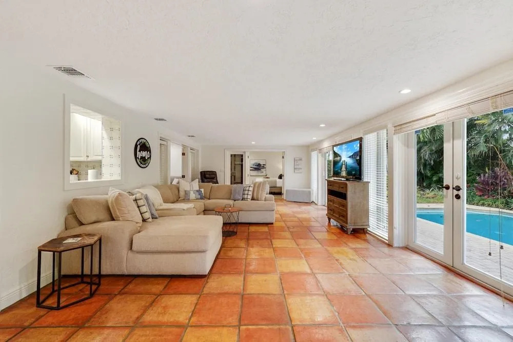 22 salt water pool home with king beds