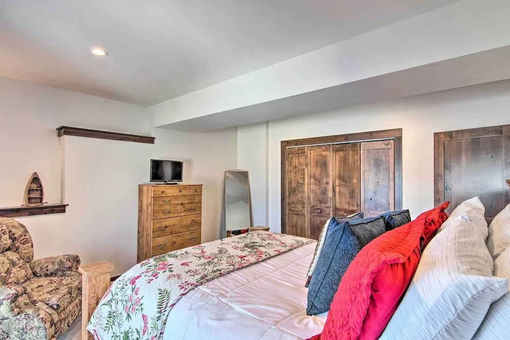 Spacious Big Sky Home w/ Hot Tub & Grill