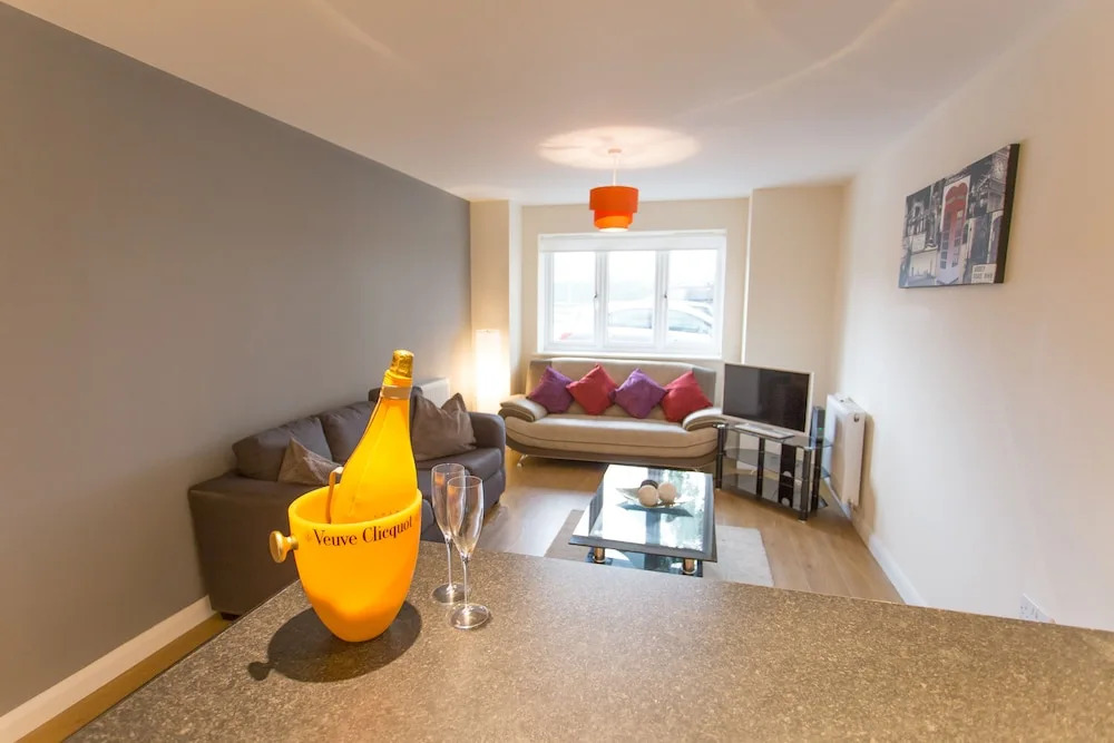 Modern Comfortable 2 & 3 Bed Apartments, Free Parking, Wifi, Headington, Close to Hospitals, Science Park & Brookes University