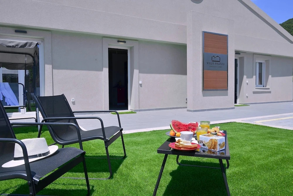 Villa Bratou Aqua Sleeps 4 with Garden