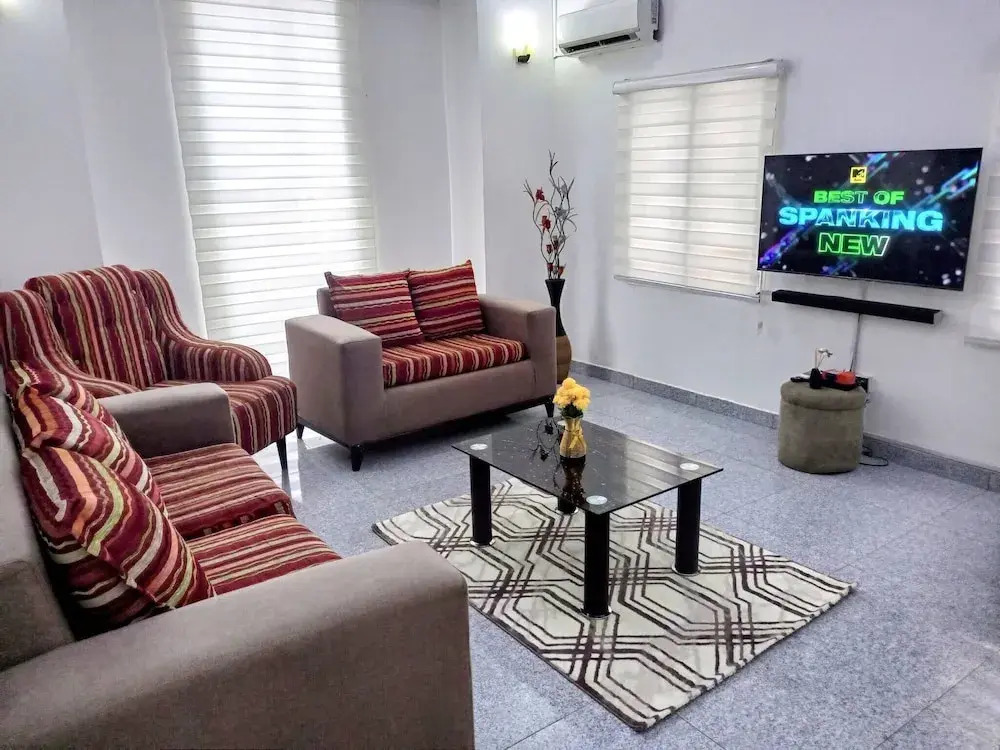 Lovely 2-bedroom Serviced Apartment With a Balcony