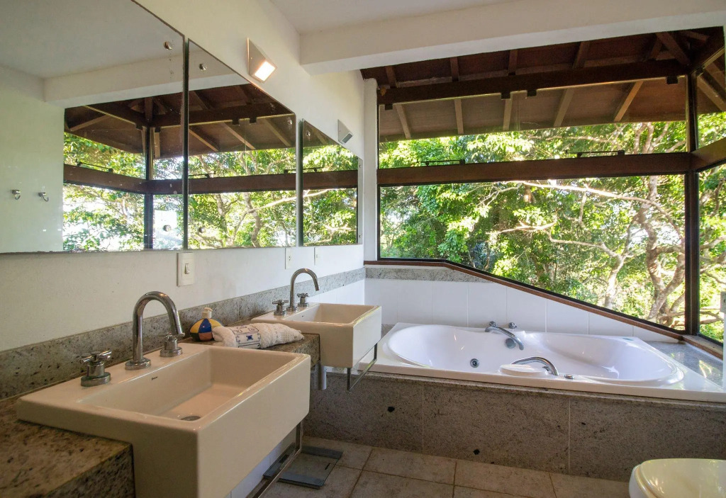 Contato com a Natureza, Vista para o Oceano e Seis Quartos Por Luxury Rentals