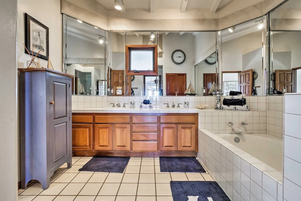 Ocean-view Hamilton Cove Penthouse W/ Pool & Gym 1 Bedroom Villa