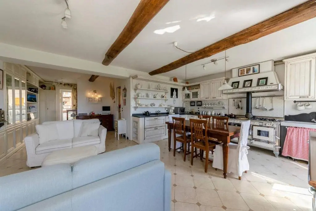 ALTIDO Lovely Apt for 4, with SeaView Moments from Beach