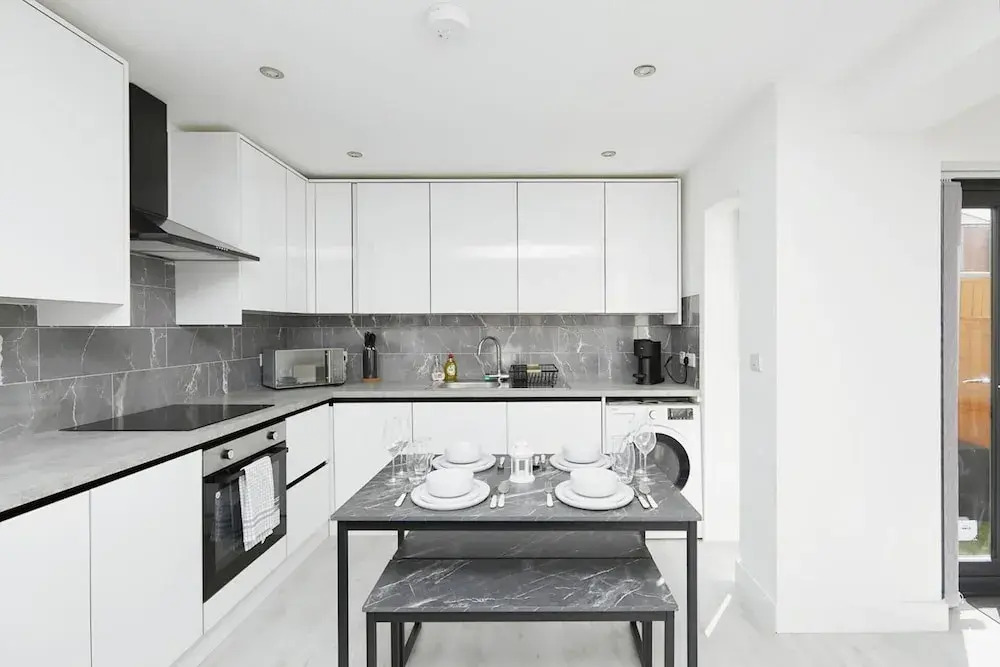 Modern 2 Bedroom House With Free Gated Parking