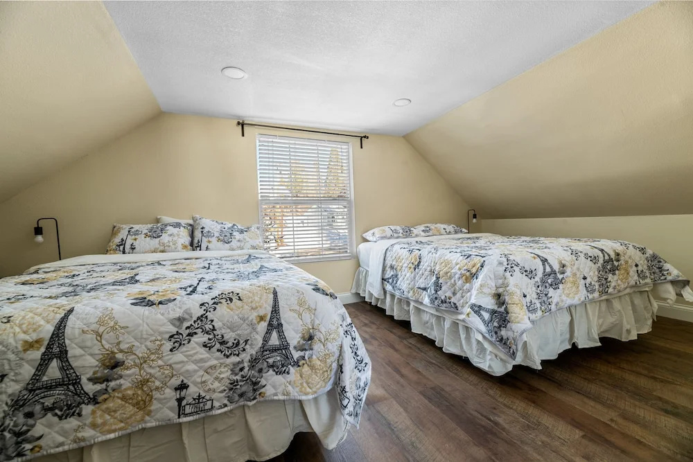 Jaybird Lodge - Large And Spacious Home Near The Lake And Village! 4 Bedroom Home