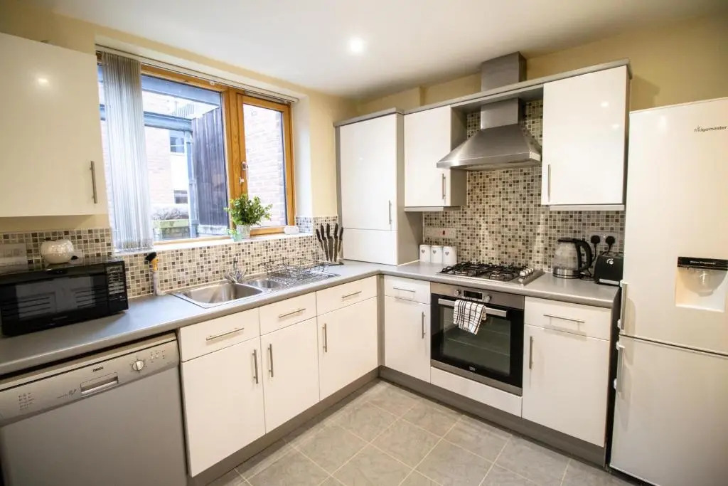 Large Modern Contractor House with Balcony & Private Parking - CMK by Comfy Workers