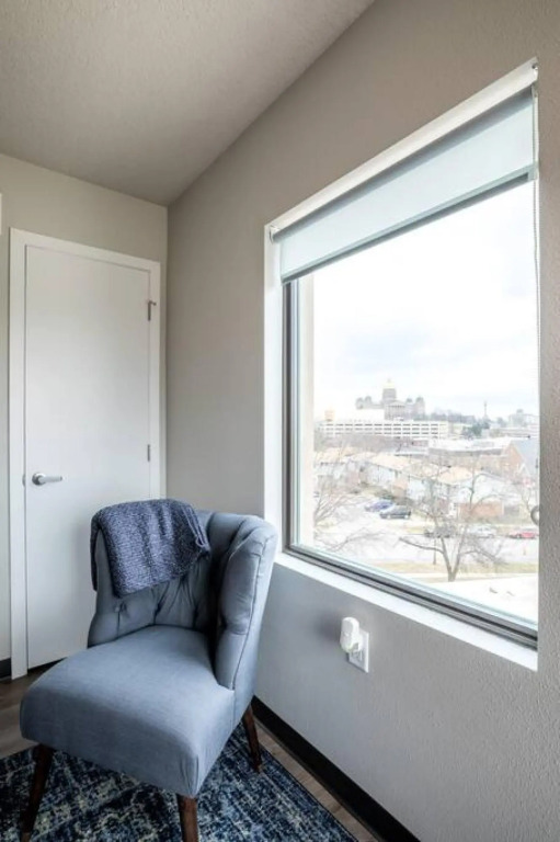Beautiful Downtown Suite With Free Parking Gym More