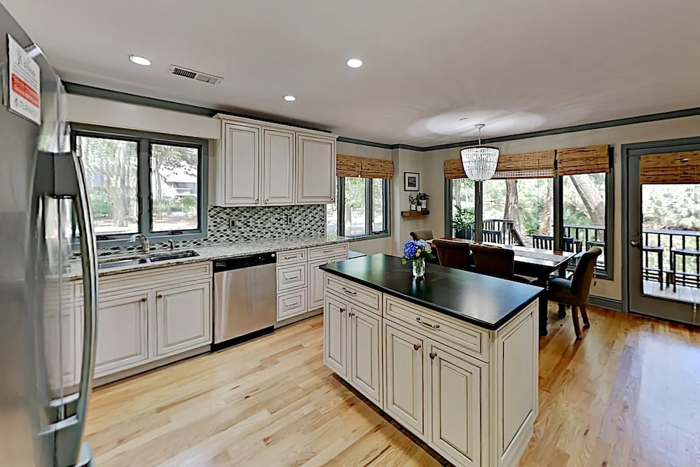 Stylish Fairway Oaks - Walk To The Beach! 3 Bedroom Home