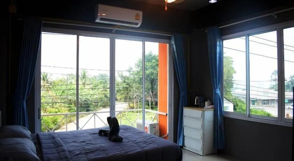 OYO 986 The Studio Kohchang