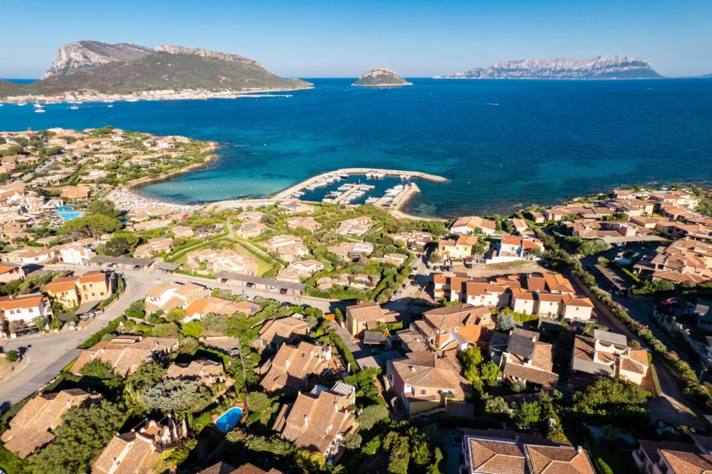 Apartment has a double bedroom with sea view, a bathroom with a shower, large living room with sofa--MOLARA 3_PP