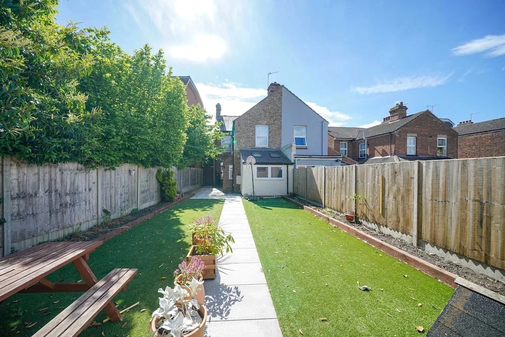 Peaceful 4-bed Home in Aylesbury