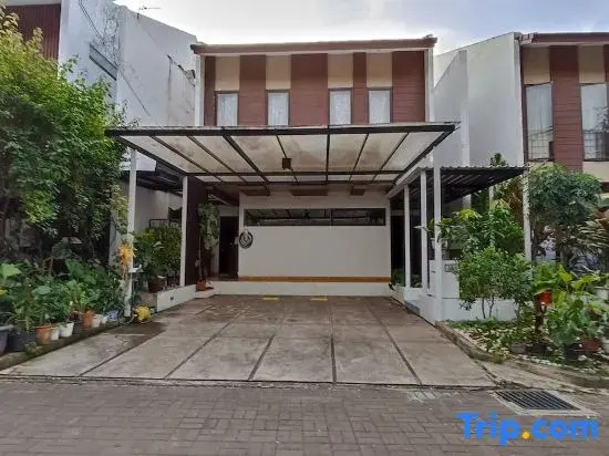 Treevilla 3 Bedrooms Home with Private Pool in South Jakarta