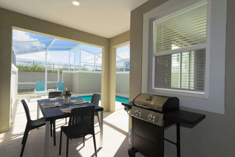 Stylish 4Bd w Lake View Pool Kids Themed Room