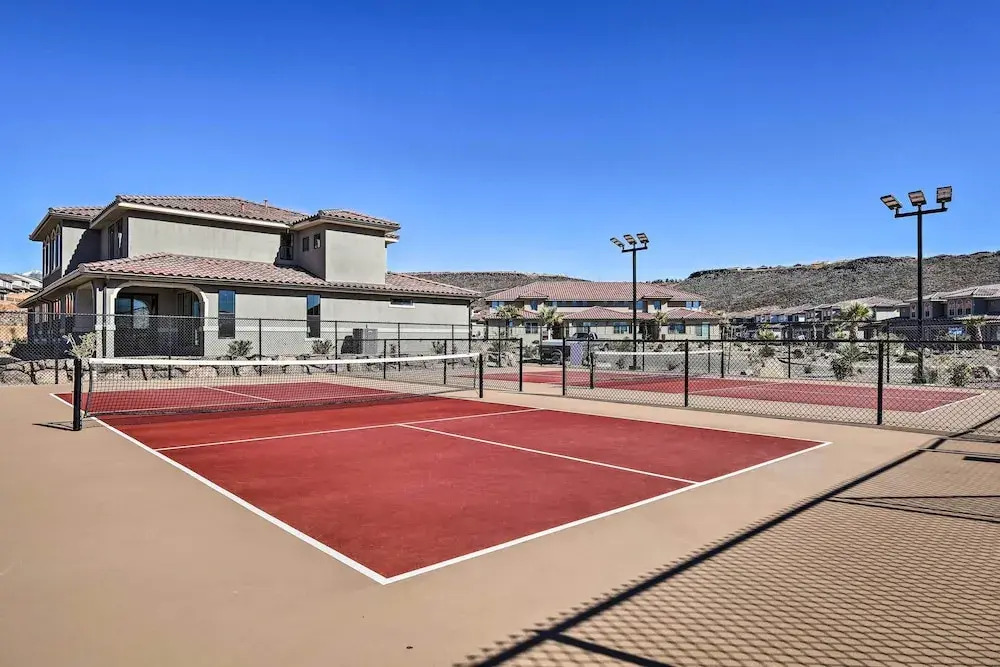 Hike, Golf, Unwind Poolside! Washington Home