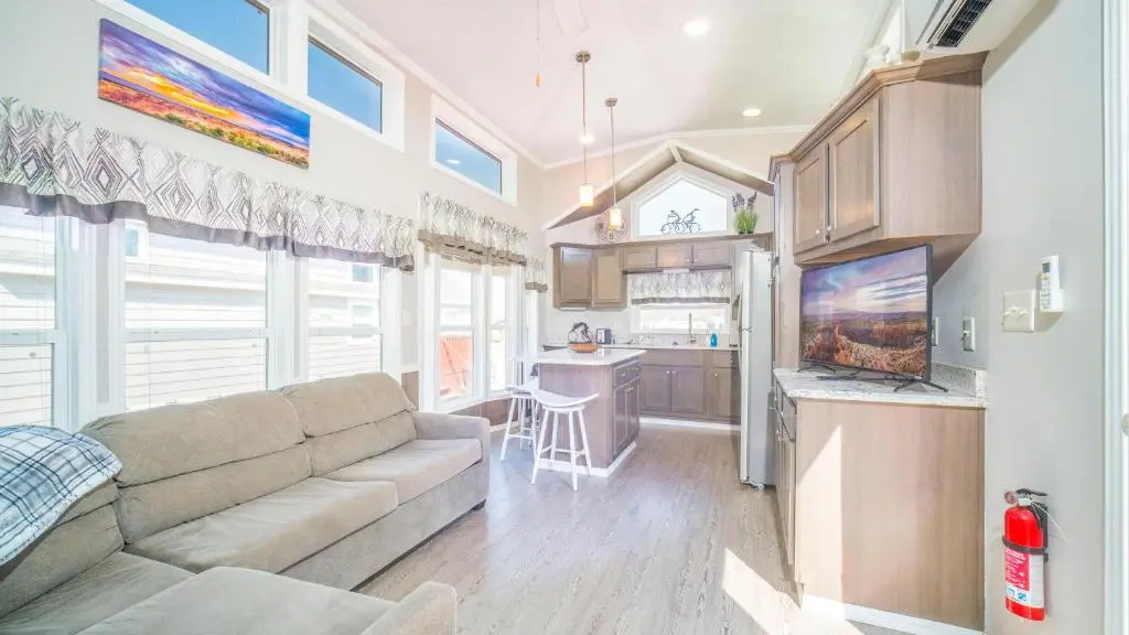FunStays Glamping Tiny House w Large Loft Site 8