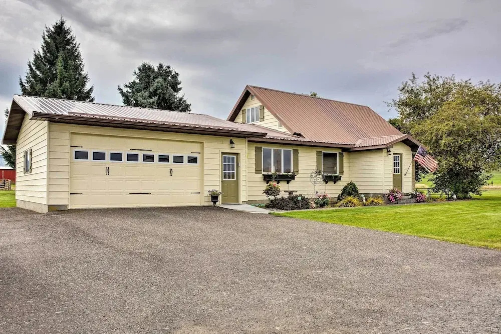 Farmhouse in Country Setting Near Gravity Hill