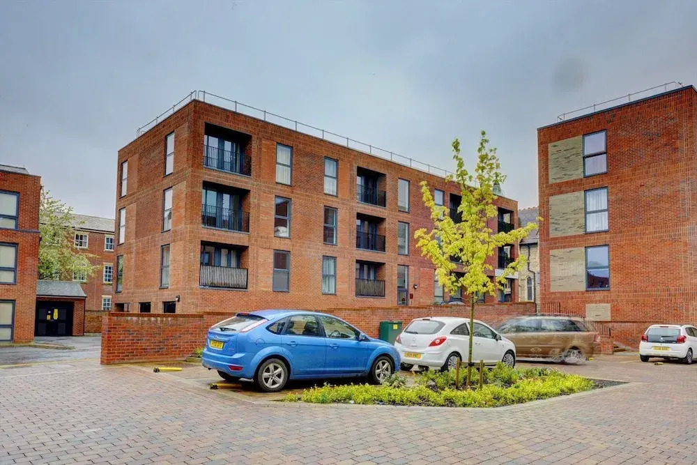 Lovely Flat in Kiln Close With Free Parking