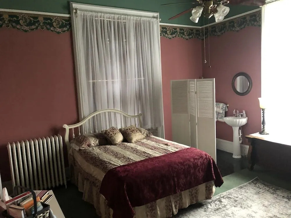 Shaw Mansion Inn